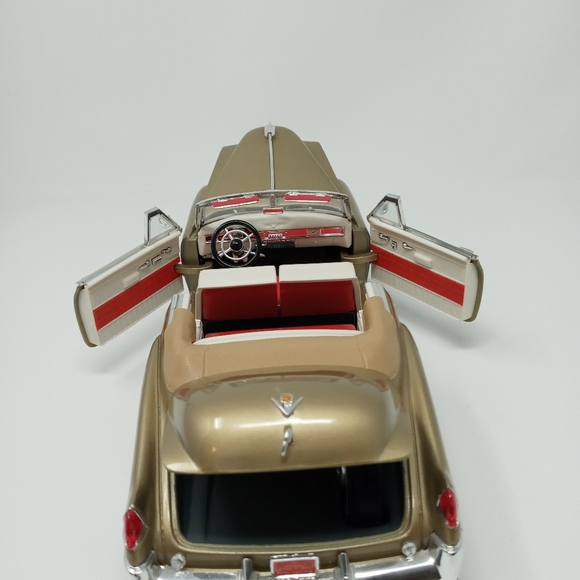 Diecast 1/18 Scale Cadillac - Picture 5 of 16